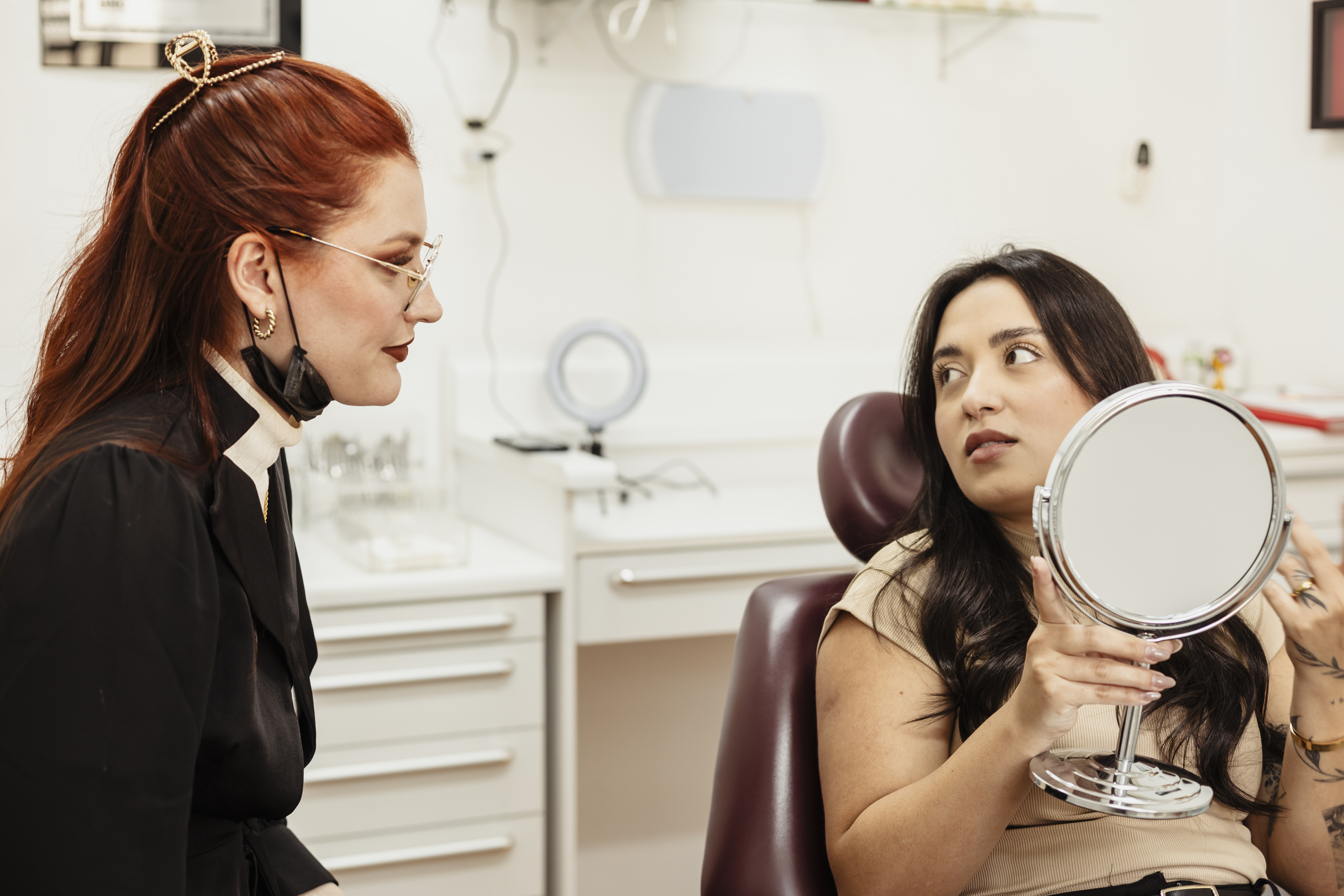 Dra. Beatriz conversando com uma paciente durante a avaliação, no consultório